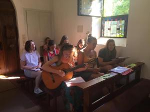 Junge Frauen singen und spielen Instrumente im Heiligtum